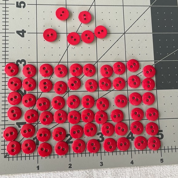 Lot of vintage small red shiny 2-hole buttons (60+) - Picture 3 of 5
